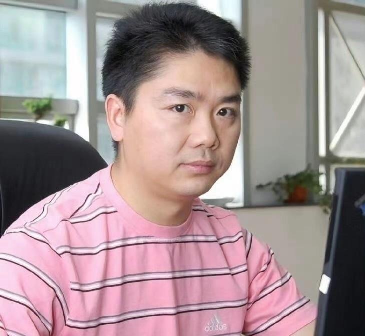说出来你可能不信！当年这小子拍照时，连自己能当老板想都不敢想！2007年的刘强东