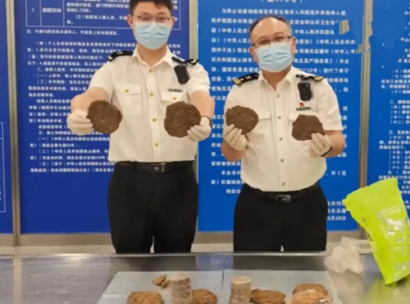 无语了！长沙黄花机场，一名进境旅客的行李，被查出了异常，工作人员开箱检查，东西一
