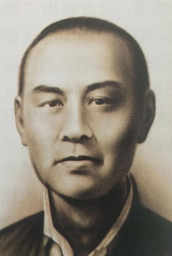 1938年7月，国军少将张岚峰率部投日。不久后他的弟弟张俊峰和日军发生纠纷，被日