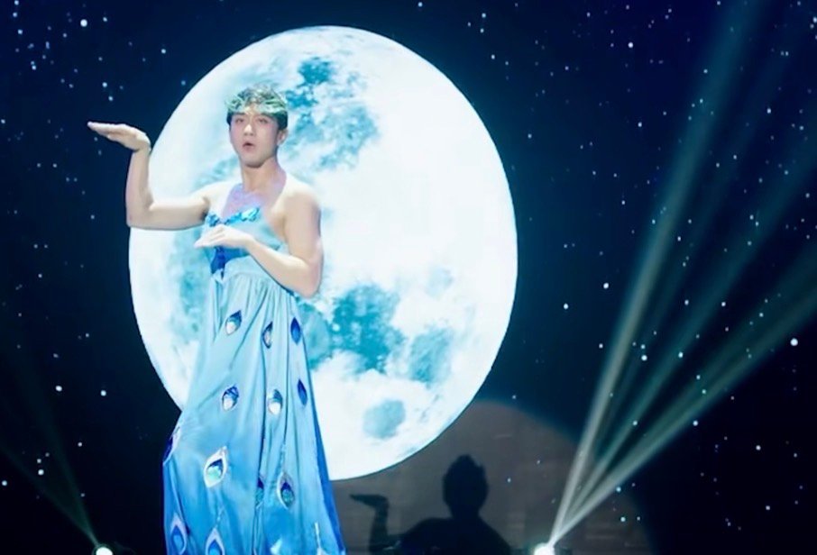 不知道邓超身材很曼妙救命啊他跳舞怎么这么投入！白裙造型居然莫名驾驭住了，这