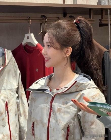 刘诗诗状态回春，扎高马尾像女大一样青春，她可是85花，已经人到中年了。财气养