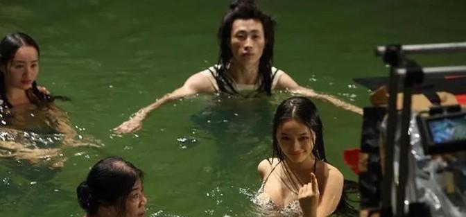 张雨绮在《美人鱼》片场，半躺在床上，手拿香烟，摆出一个简单姿势，可这个镜头竟然拍