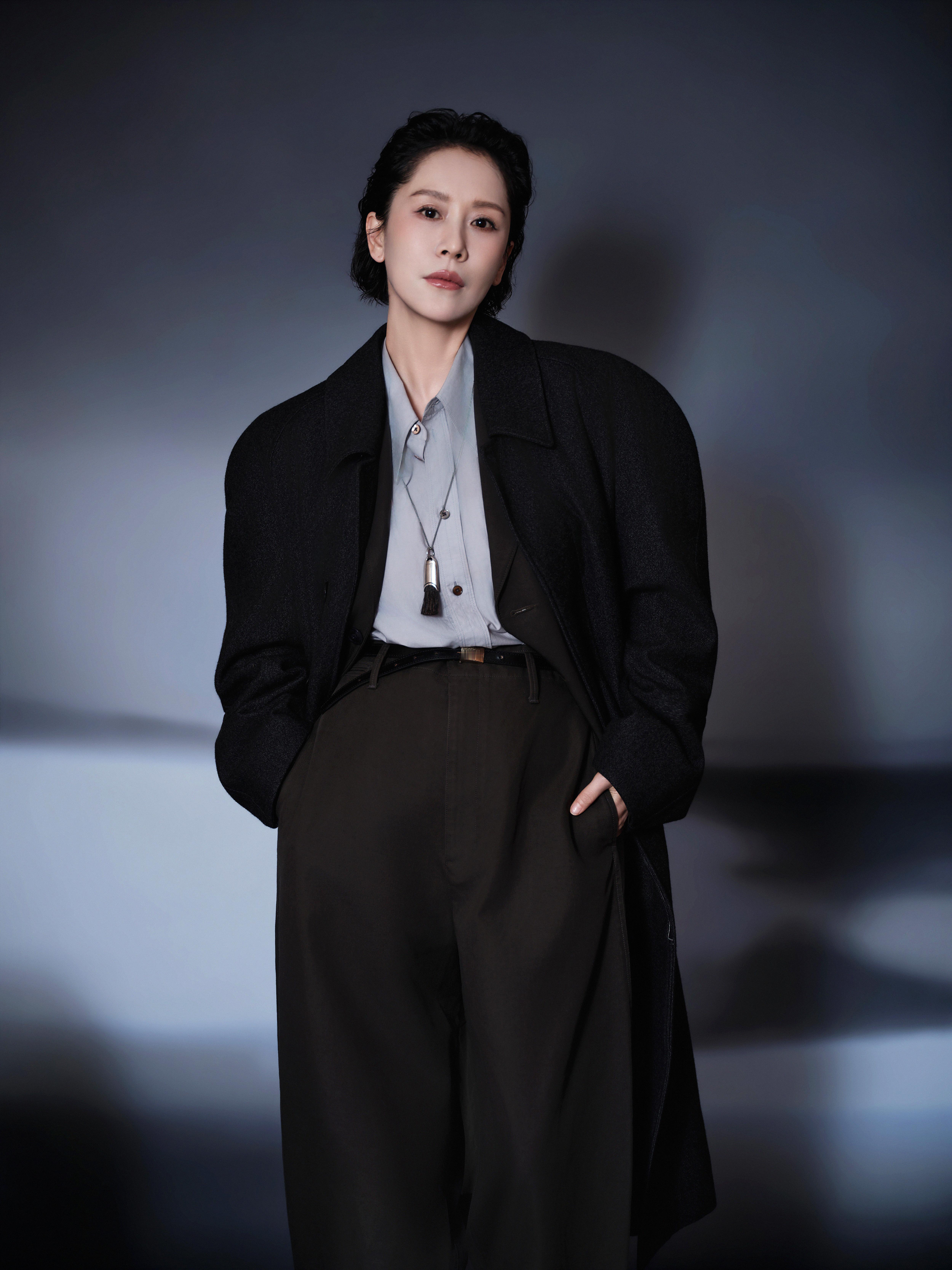 海清亮相第四届InStyle时代女性盛典，以一套Lemaire墨绿色西装套装惊艳