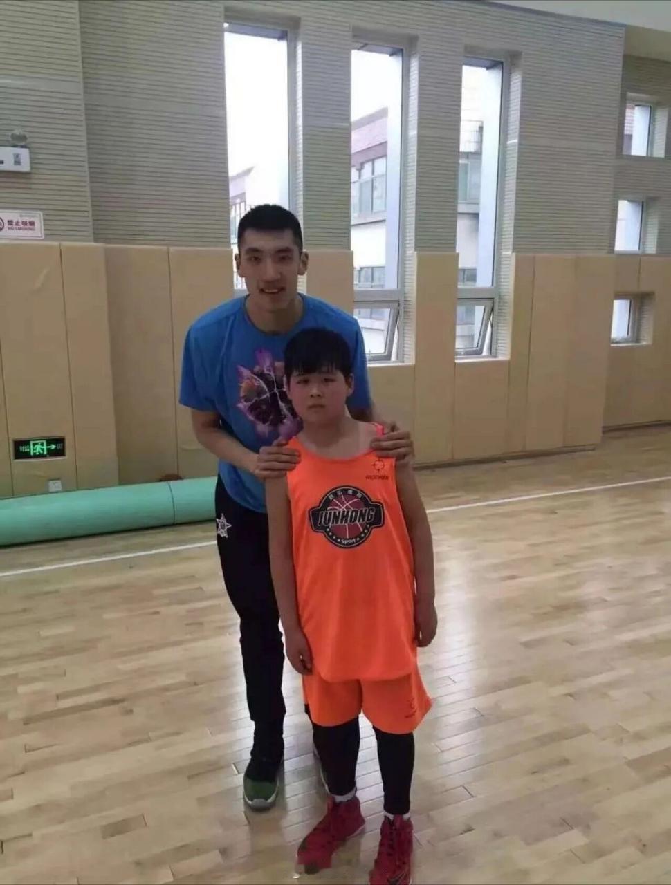 上一个为了减肥去打篮球的广东外线，如今成了中国男篮队长，陈家政会是下一个吗？金秋