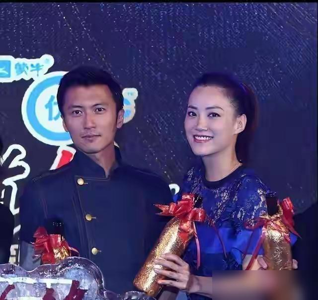 谢霆锋最近的公开视频里，被经纪人霍汶希连摸了四次头拍了背，正牌女友王菲倒像个局外人。当年锋菲刚复合，