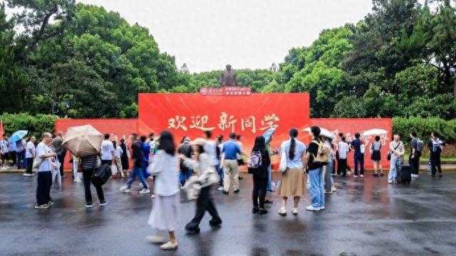一批AI助手上线服务新生, 复旦迎来5100余名新生
