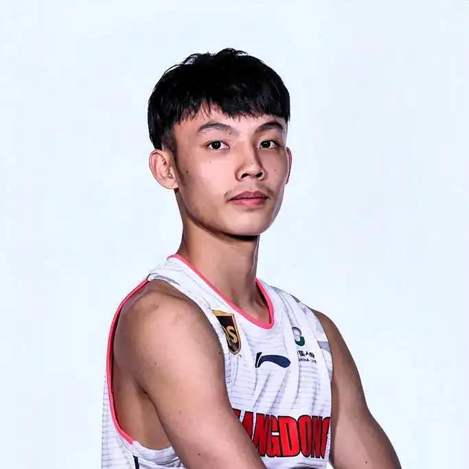 广东男篮的本土双核谁的提升空间更大？结论先说：胡明轩的提升空间，明显比徐杰更