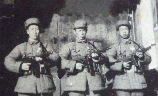 1949年的一天，第27军军长聂凤智正在办公，警卫员急匆匆进门报告：“惹大祸，惹