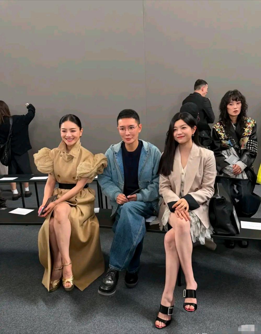 胡可和陈妍希米兰时装周同框合影，两位姐姐状态都好好呀！