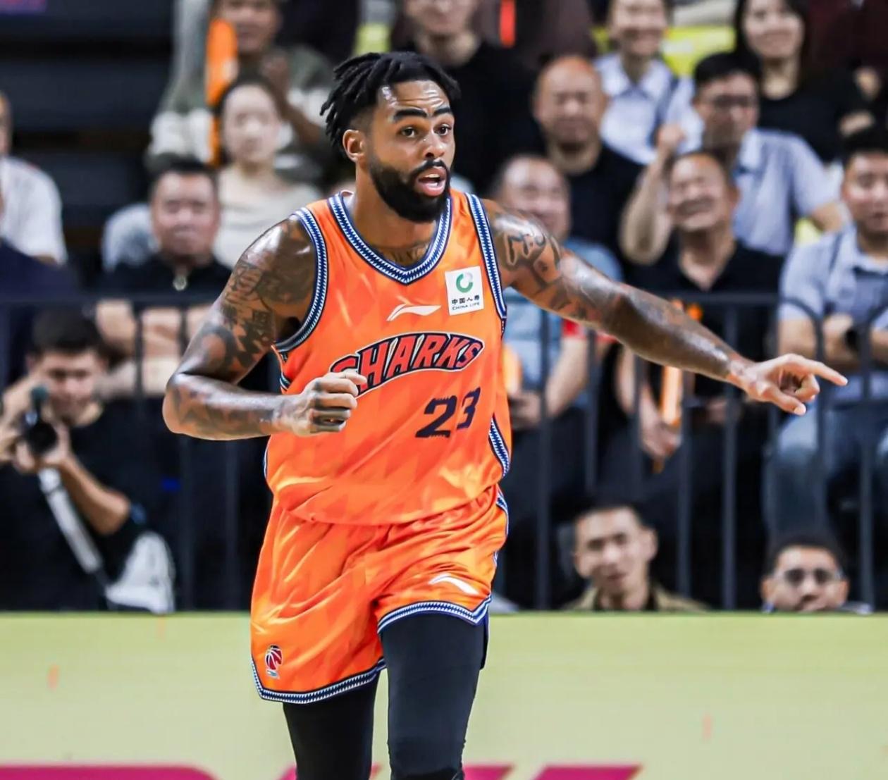 大比分领先的上海男篮将拉塞尔留在场上找状态！NBA前球员拉塞尔在CBA首场比