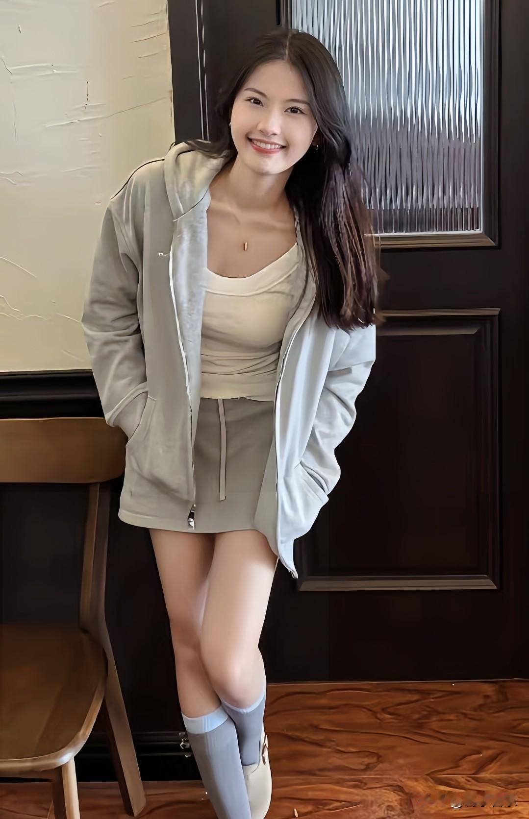 简约休闲穿搭的小姐姐，配上超甜笑容，一眼就心动💓今日分享随手拍照片记录生活