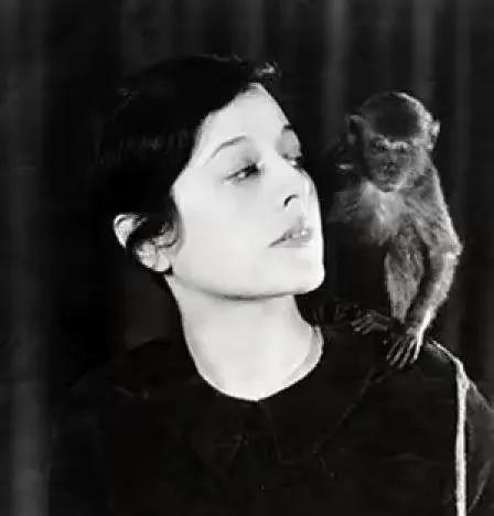 1935年，盛佩玉因事突然回家，结果看见自己的丈夫邵洵美和他一个洋人女子，躺在榻