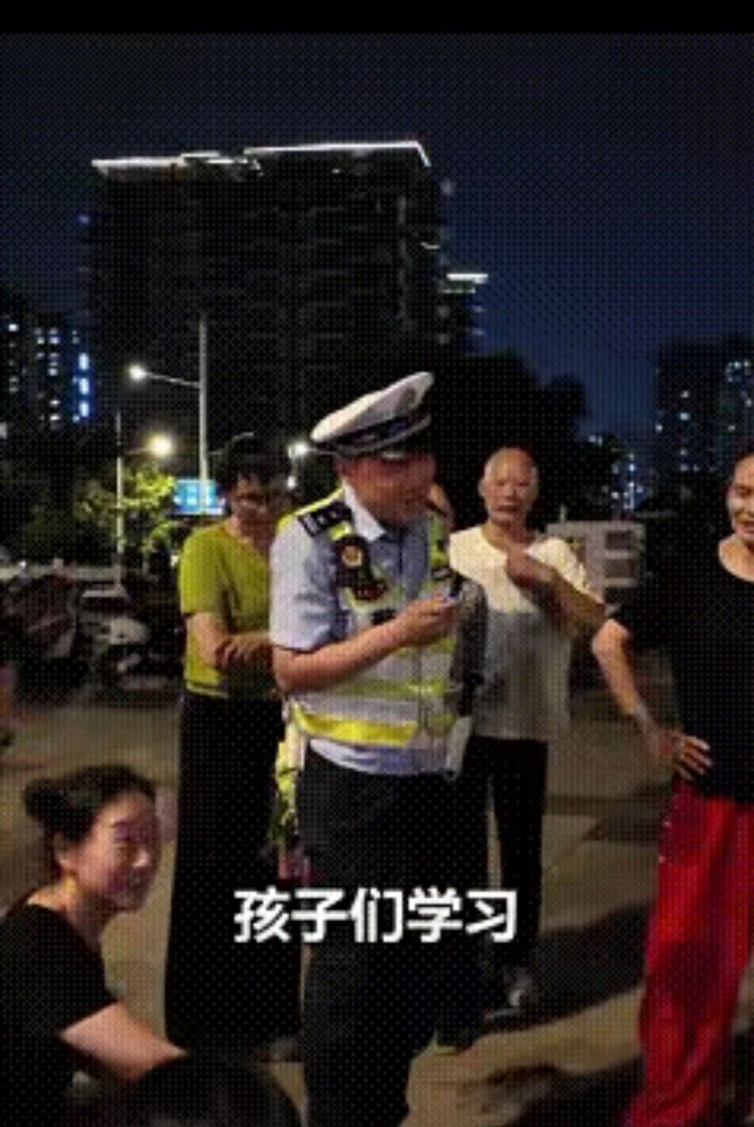 湖北襄阳这位交警火了！临近高考，广场上跳舞唱歌的的大妈大叔们还和往常一样，交警看