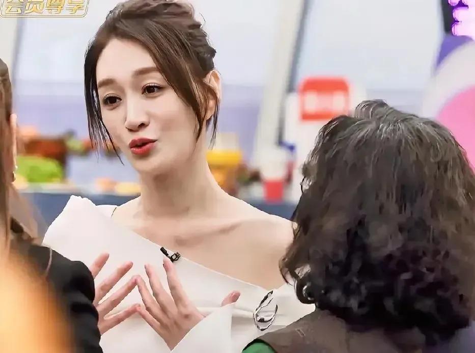 李小冉真是太难了。在浪姐综艺，李小冉认错音乐人了，赶紧连续九十度鞠躬道歉，她说