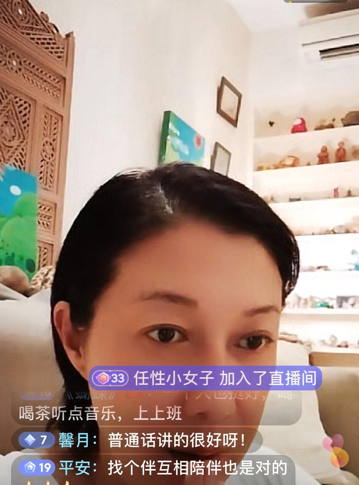8月27日晚上，香港明星吴绮莉出现在直播间，有网友问：你年轻时候怎么不找一个？吴