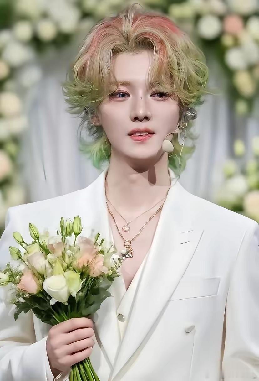 鹿晗西安演唱会有个挺逗的细节不知道你们发现没有​就是鹿晗在唱《慢慢》这首歌的时候