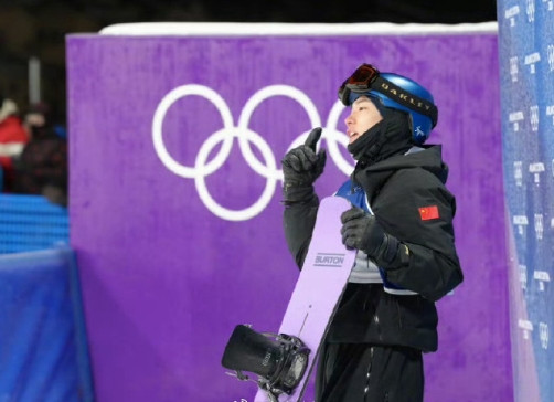 米兰冬奥会开幕后，首个比赛日将诞生5枚金牌，赛会首金出自高山滑雪男子滑降。苏翊鸣