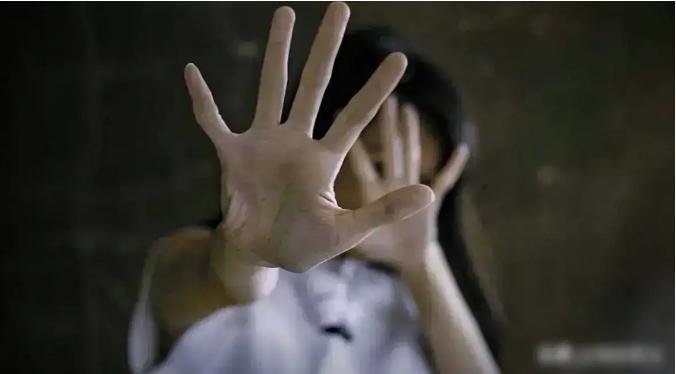 云南昭通，55岁男子与84岁老太发生关系后，被老太孙子当场发现，老太穿好衣服后，