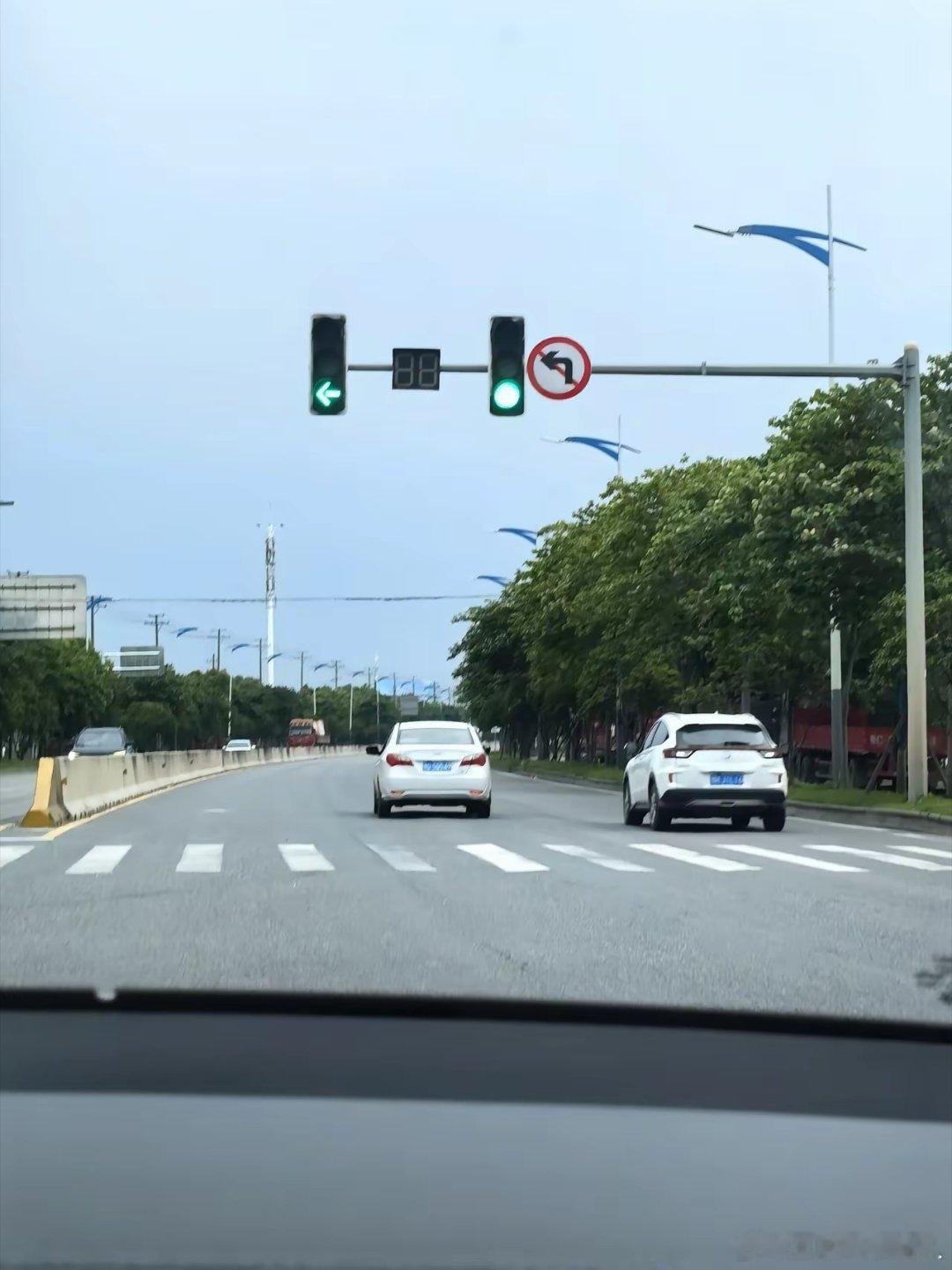 绿灯说能左转，但有禁止左转标志时，我该听哪个的呢？​​​