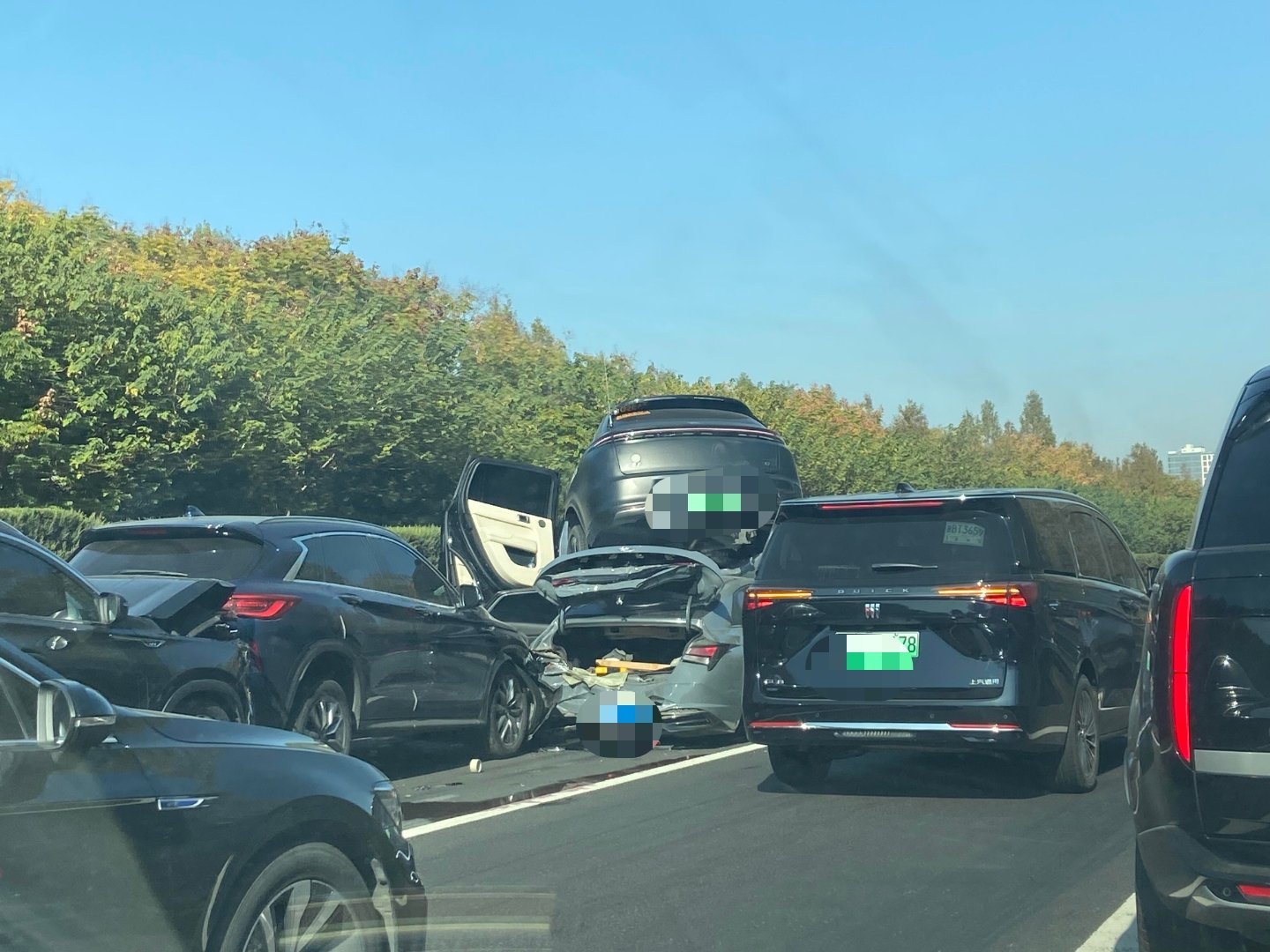 怎么会撞成这样，叠罗汉了