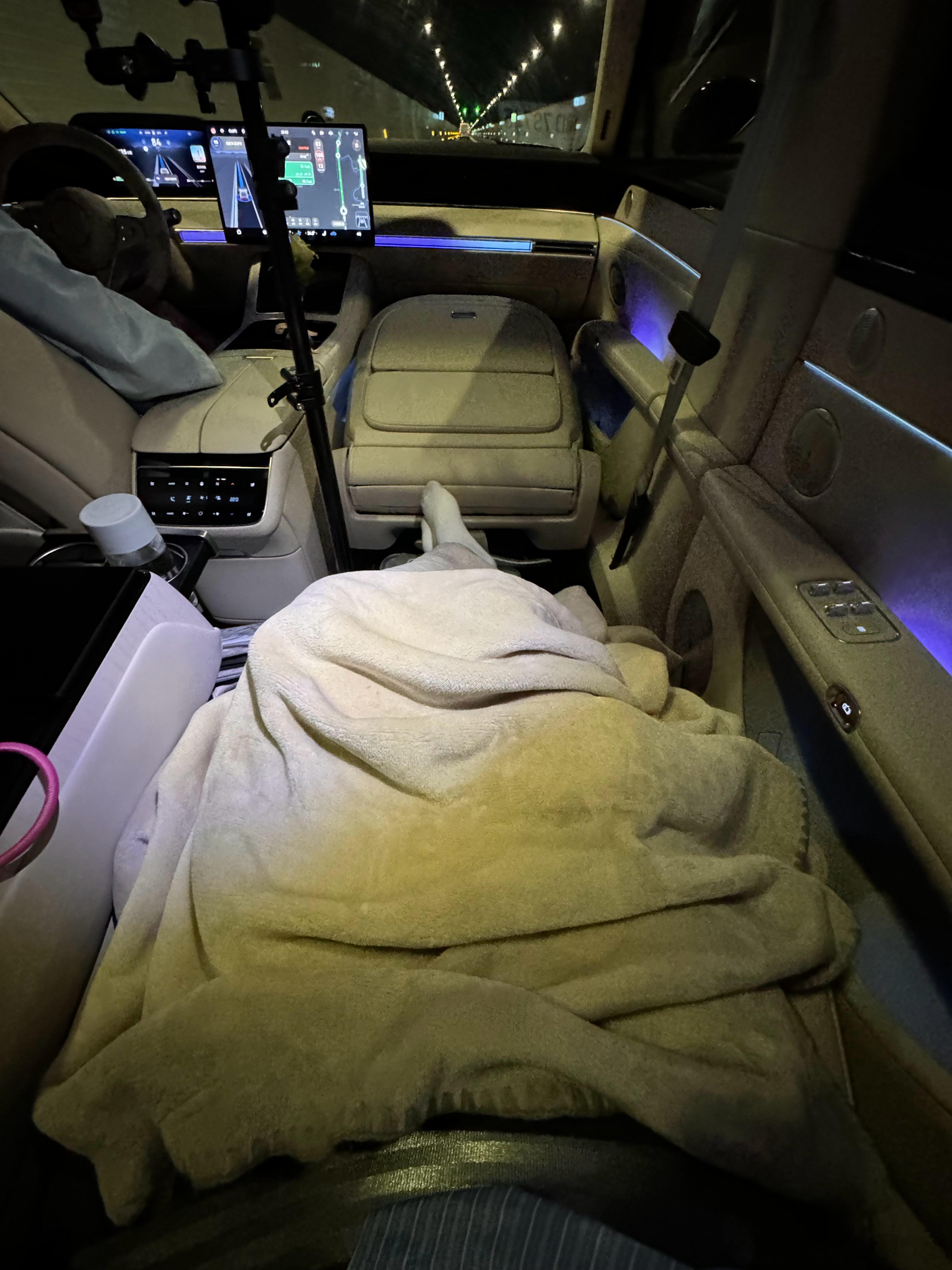 换小林开开，我来体验体验这头等舱之旅[墨镜]​​​