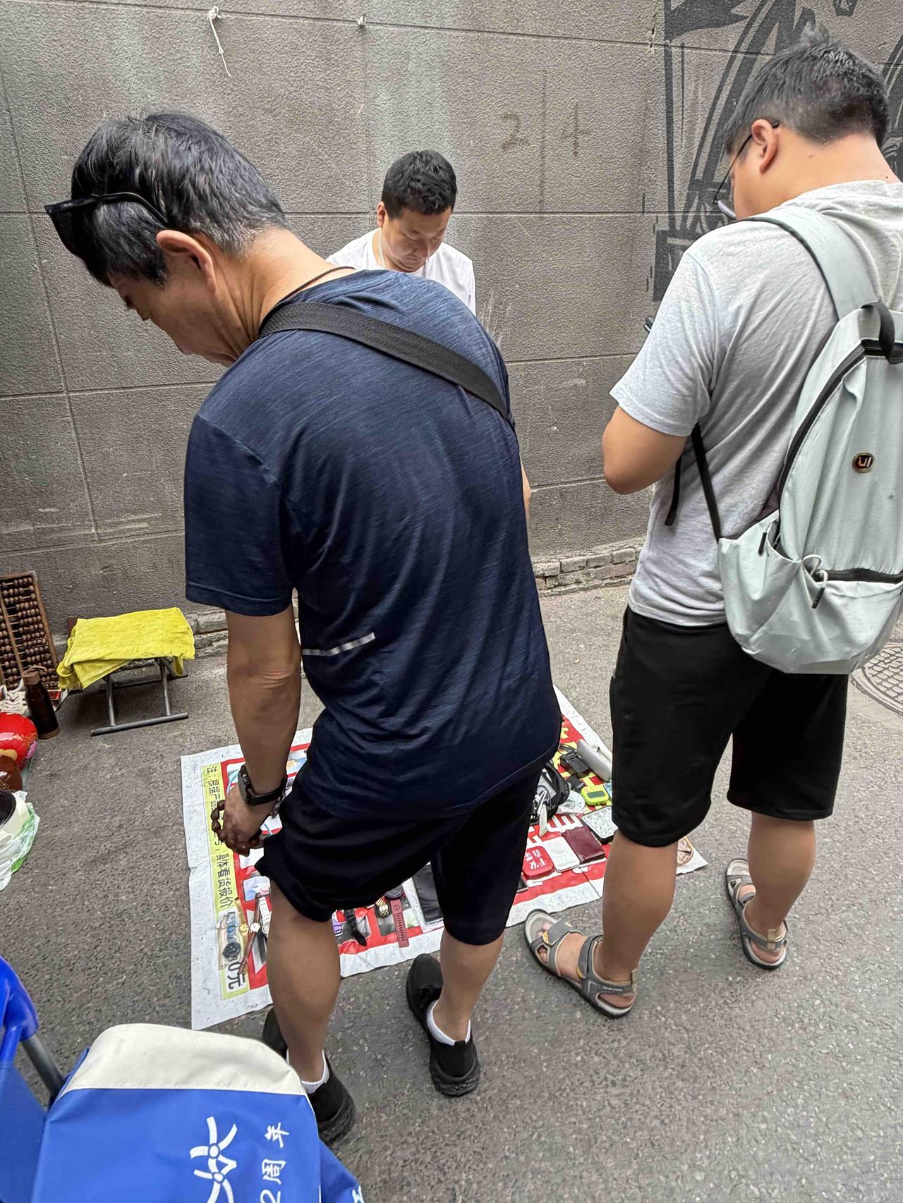 前不久，我在西安档子上，看到一位慈眉善目的老者，正在善意劝说和提醒坐在地上卖东西