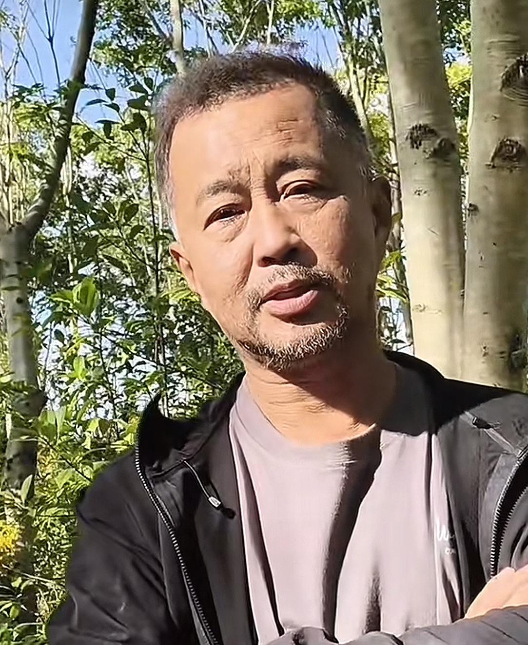 沈巍宣布10月26日晚上8点在“小齿轮”账号直播[呲牙笑]一网友说，到月底了，沈巍