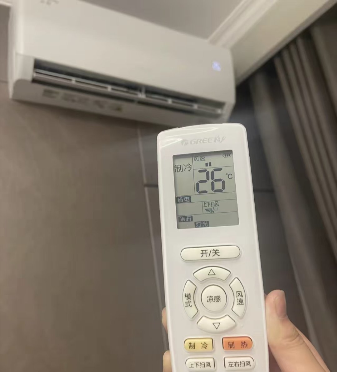 每年6月15号，我们家空调就正式打开，一开就不再关掉。常年调26度，一档风速，不