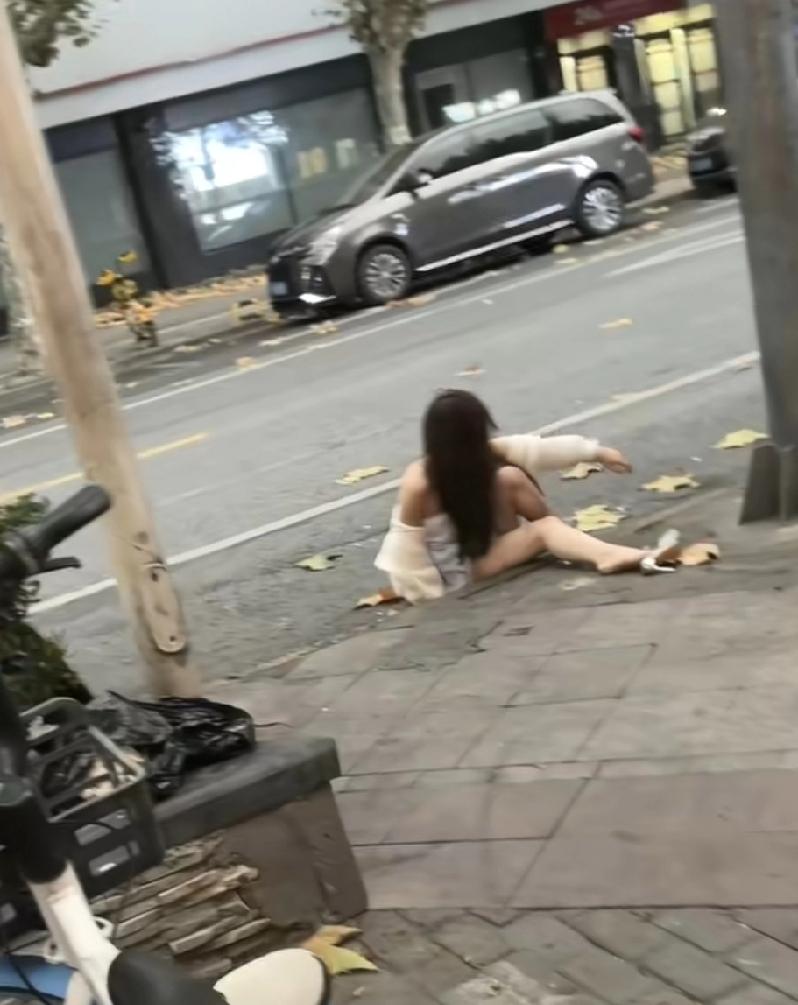 女性自己都不爱惜自己谁会爱惜你，常常抱怨别人不喜欢你不爱你，对待自己的方式就是别