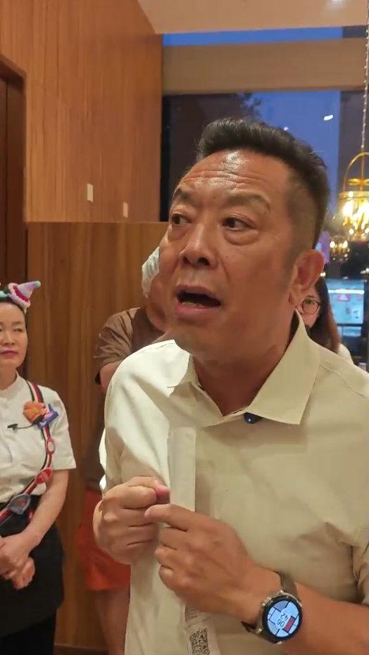 贾总底气十足，才能有实力自毁式和罗永浩硬刚，他说：我从来不求顾客来吃饭，为什么我