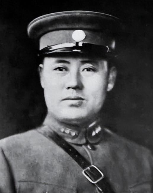 1950年36军军长刘万春接到通知到北京参加会议，可是刚下车，就看到几名全副武装