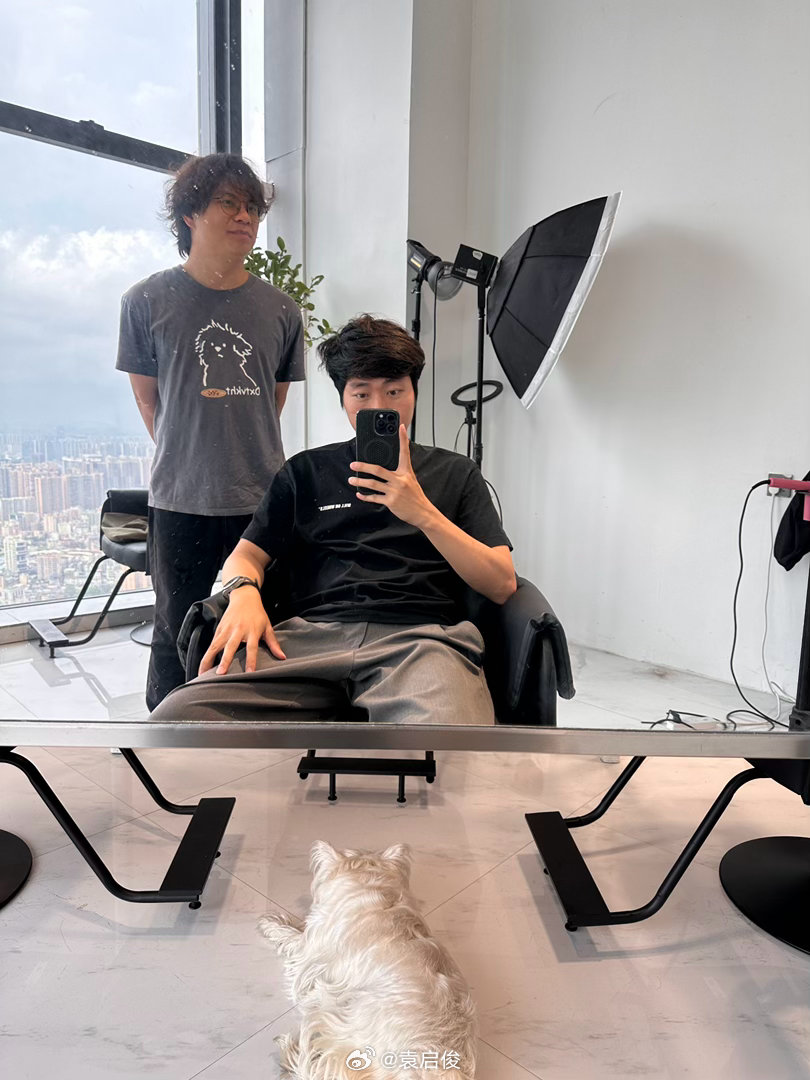 对发型师最大的信任，莫过于开盲盒，随便他发挥，不问不听不说