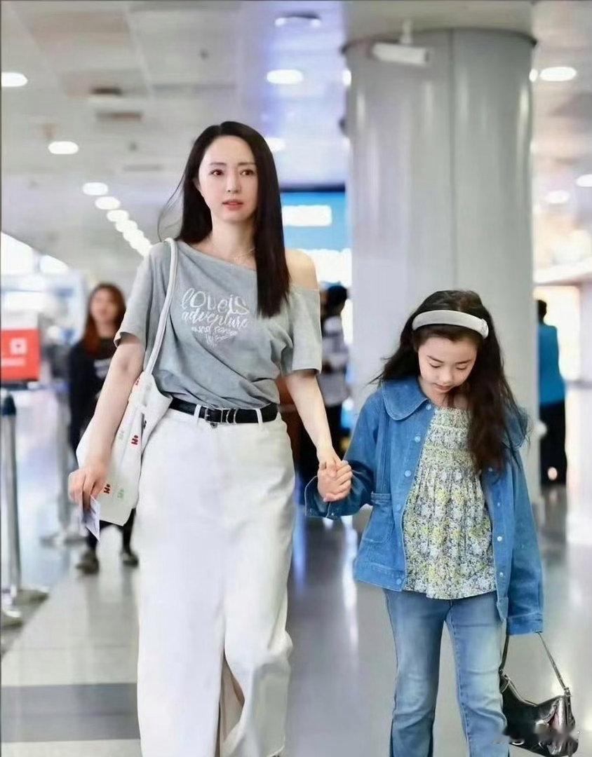 董璇虽说在婚姻当中经历过挫折，可在养育女儿这件事情上，无疑交出了一份亮眼的答卷。