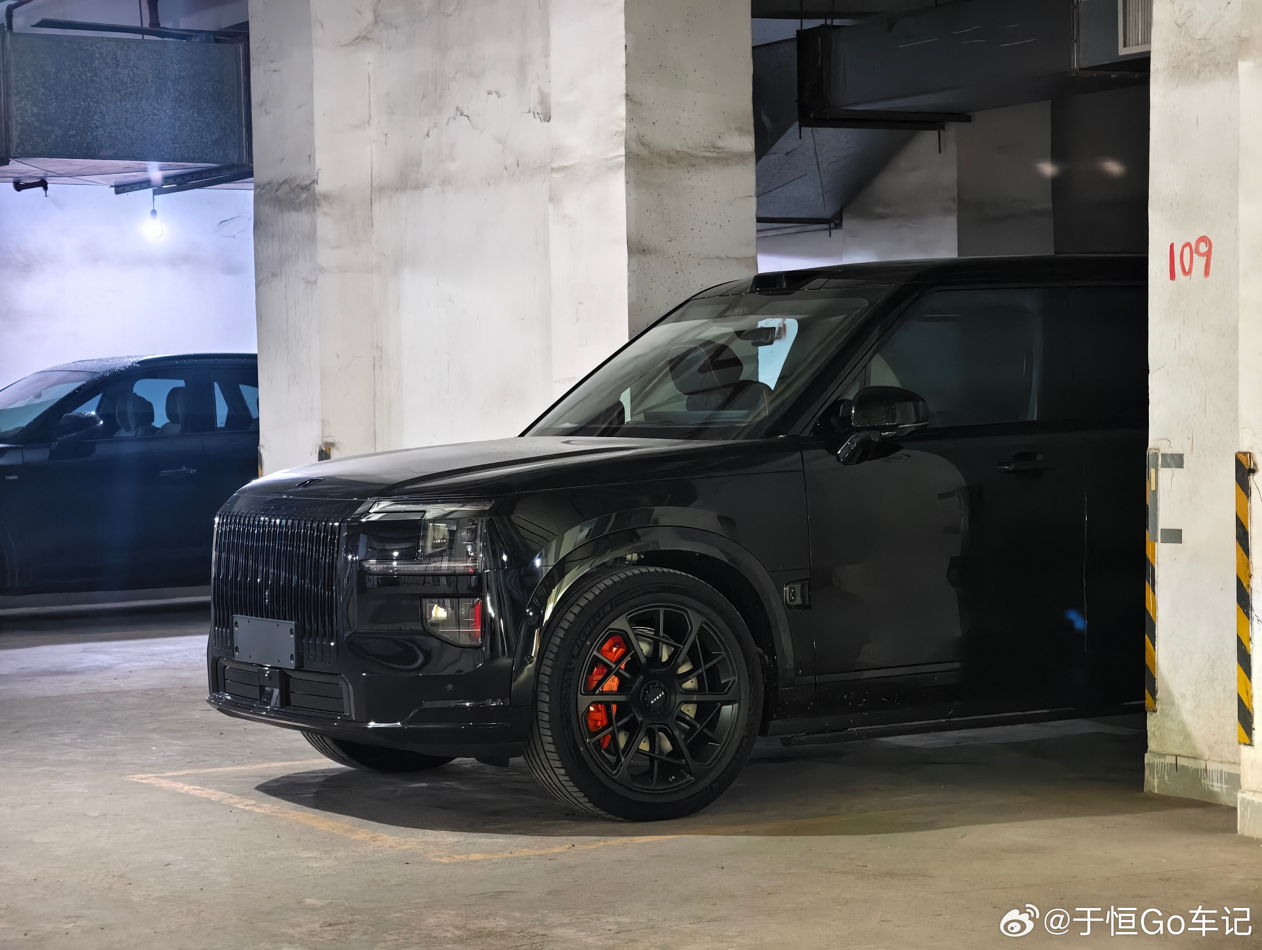 对面车位的C200L也换成极氪9X了，黑色气场确实很强