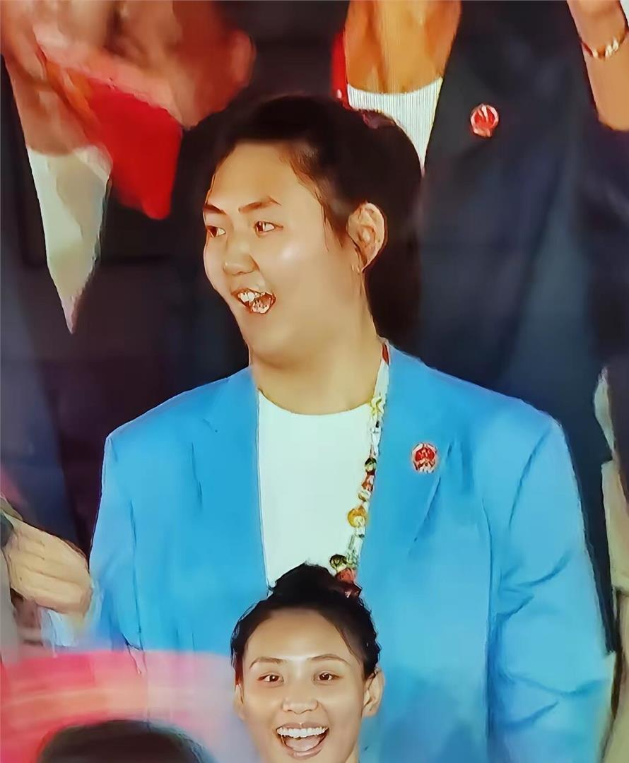 9月19日晚的名古屋，2米24的张子宇走进亚运场馆。镜头却没拍到她真正的身影。