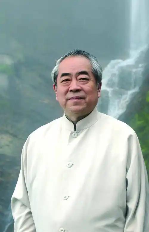 听说范曾的女儿范晓慧因为他和母亲离婚的事，和他关系不太好。这女儿也太傻了。范