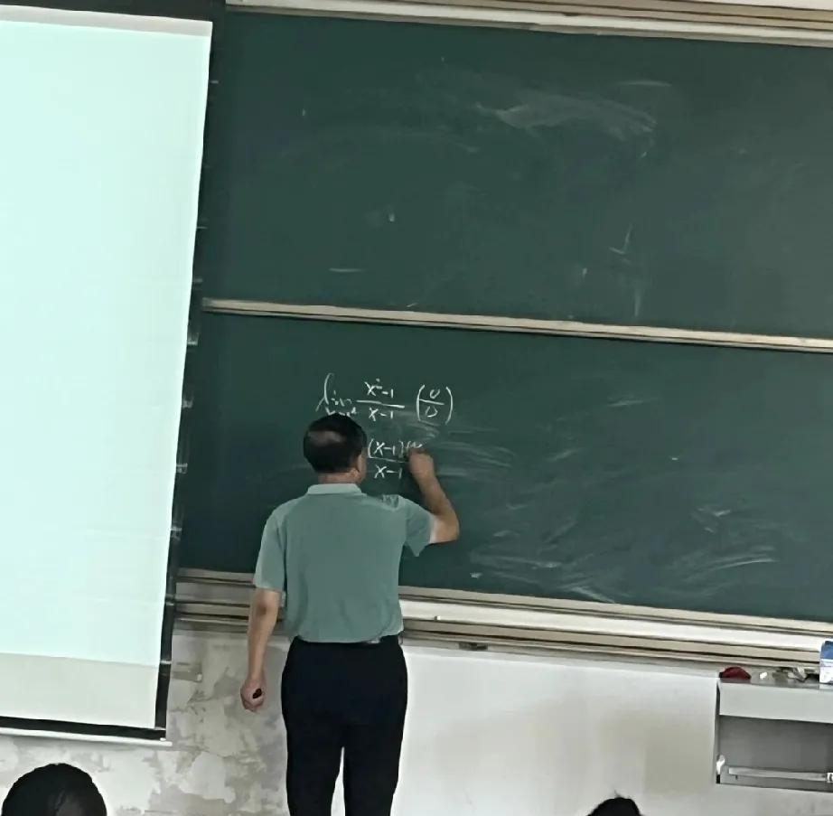 山东某高校的教室没有空调，老师上一节课，衣服被汗浸湿了。同事是山东烟台人，大学