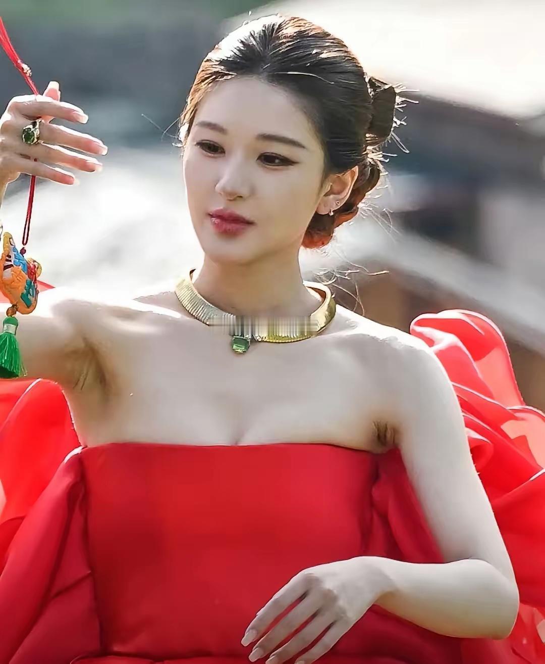 这么美的赵露思，这嘎子窝也太黑了吧，难道是摄影师故意这样拍的吗？突出一种别样美
