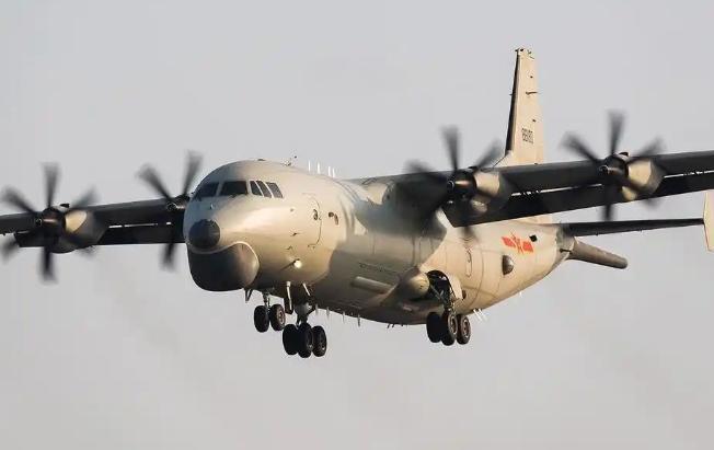 解放军对日本潜艇发出“最强”震慑警告，近日东部战区海军航空兵某部组织跨昼夜反潜飞