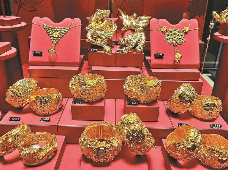 新疆乌鲁木齐，一对男女举办了婚宴，没有领结婚证，同居了一年之后，男方发现女方曾经