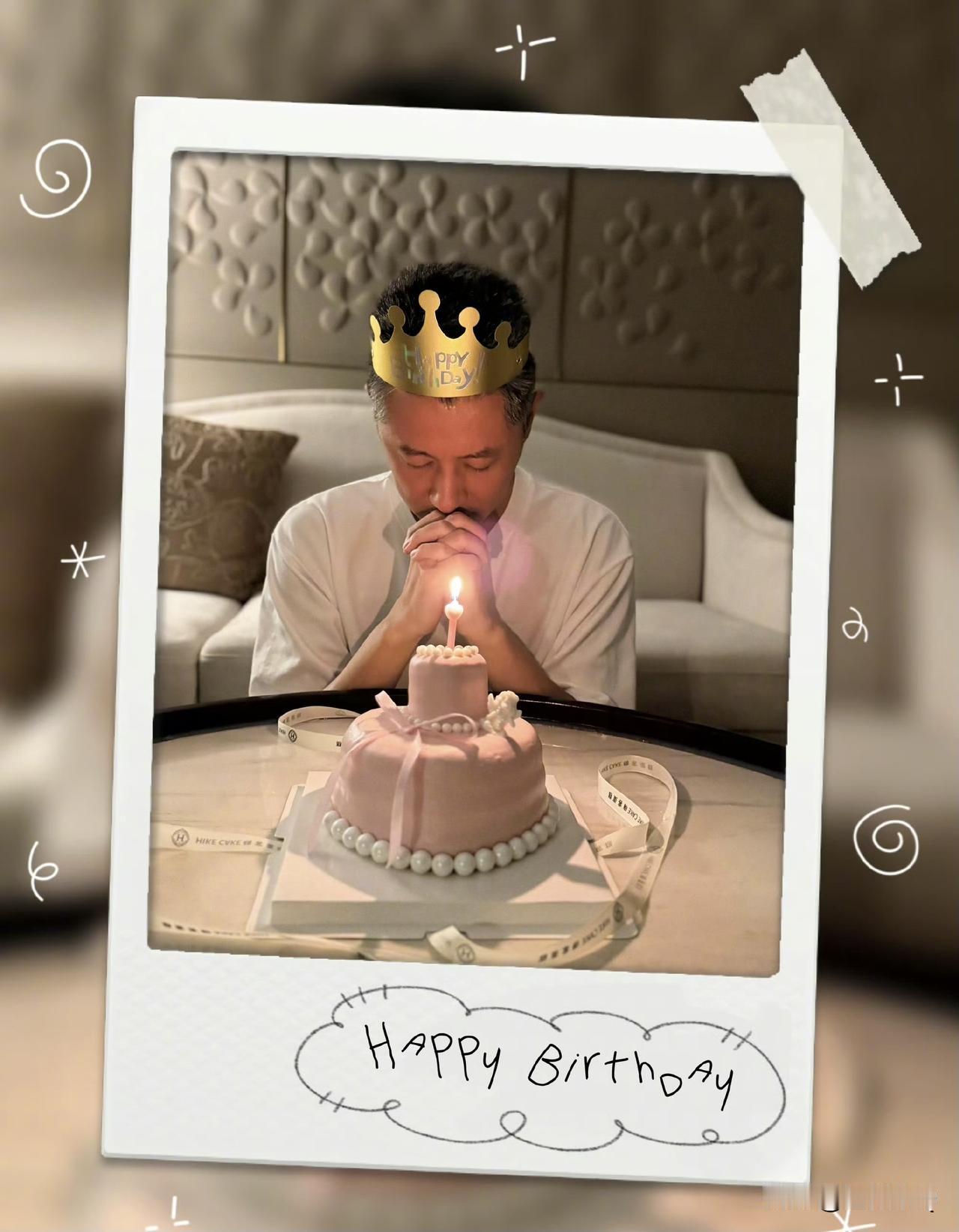 任重庆生，满头白发的他对着生日蛋糕许愿。这个生日蛋糕也太粉色系少女风了，据说这个