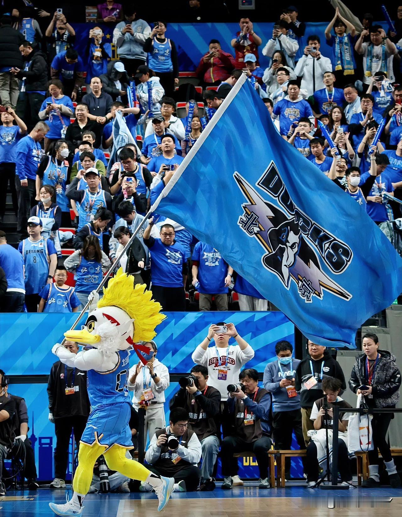 明眼人都能看出来以北京男篮国内球员的实力只要俱乐部再找2个好用的外援，这赛