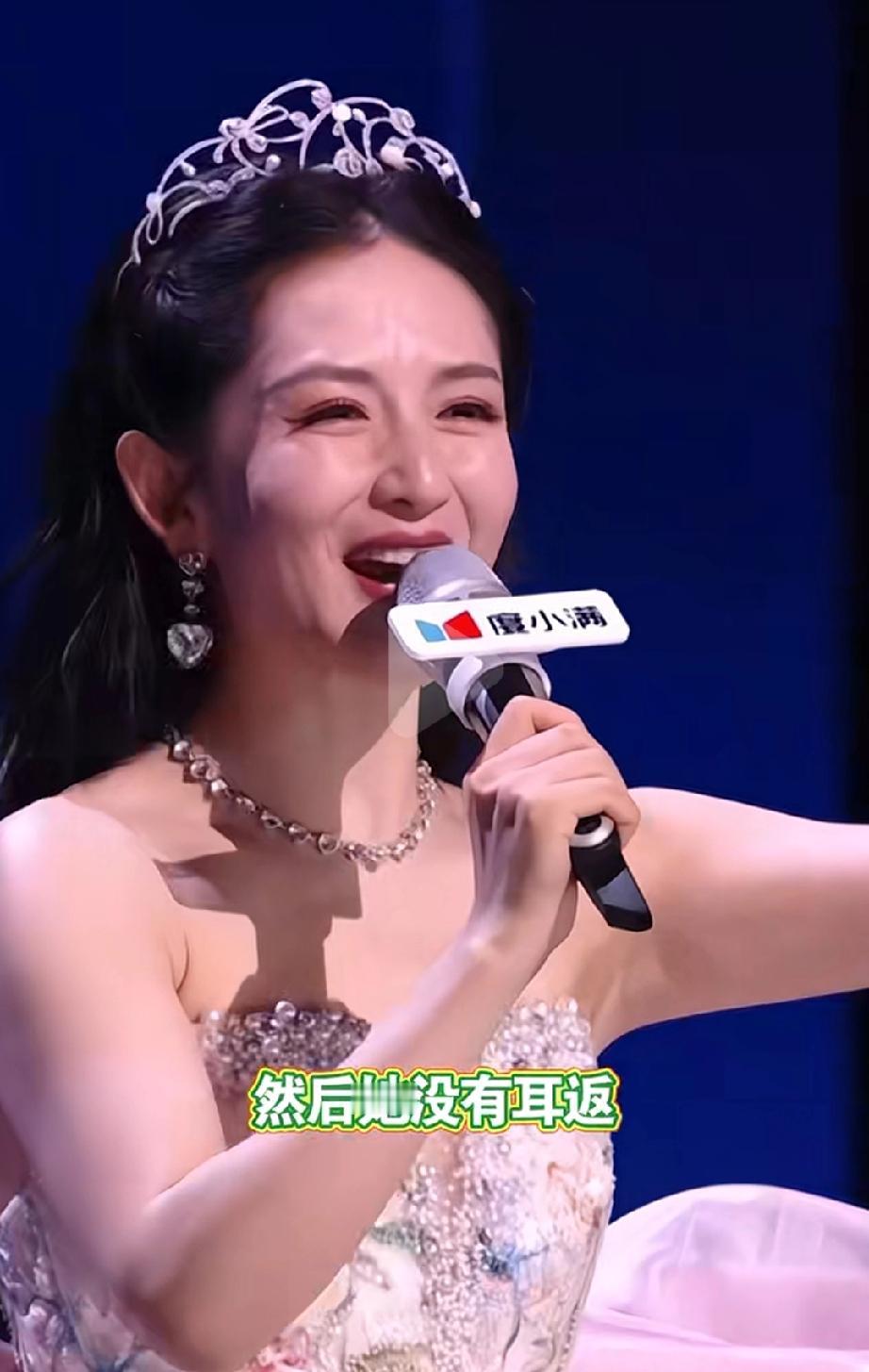 有人心疼谢娜没有耳返，提词器、手卡也没对此，不少网友觉得芒果亏了谁都不会亏待