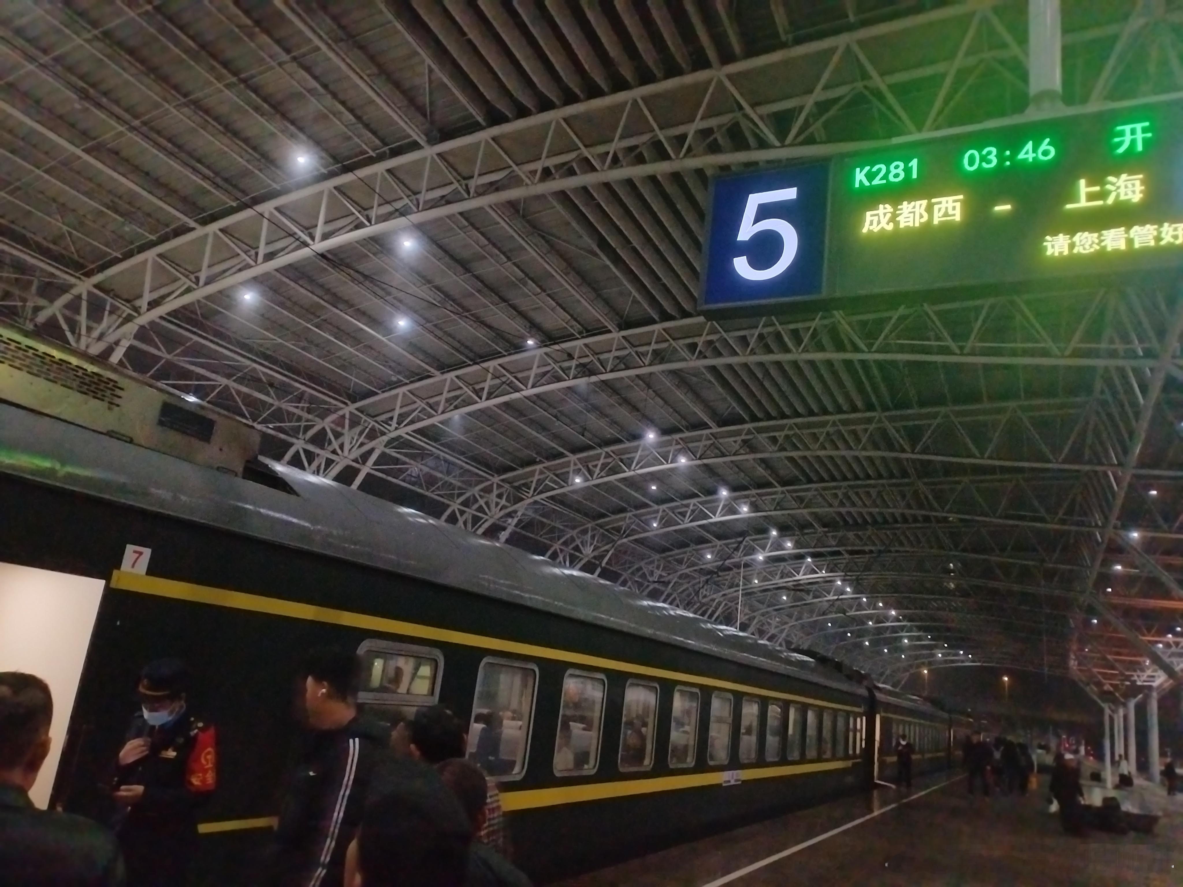 春运已过，以为车上人少，坐绿皮火车往上海跑。十堰至南阳还能横躺，南阳以后，人上满