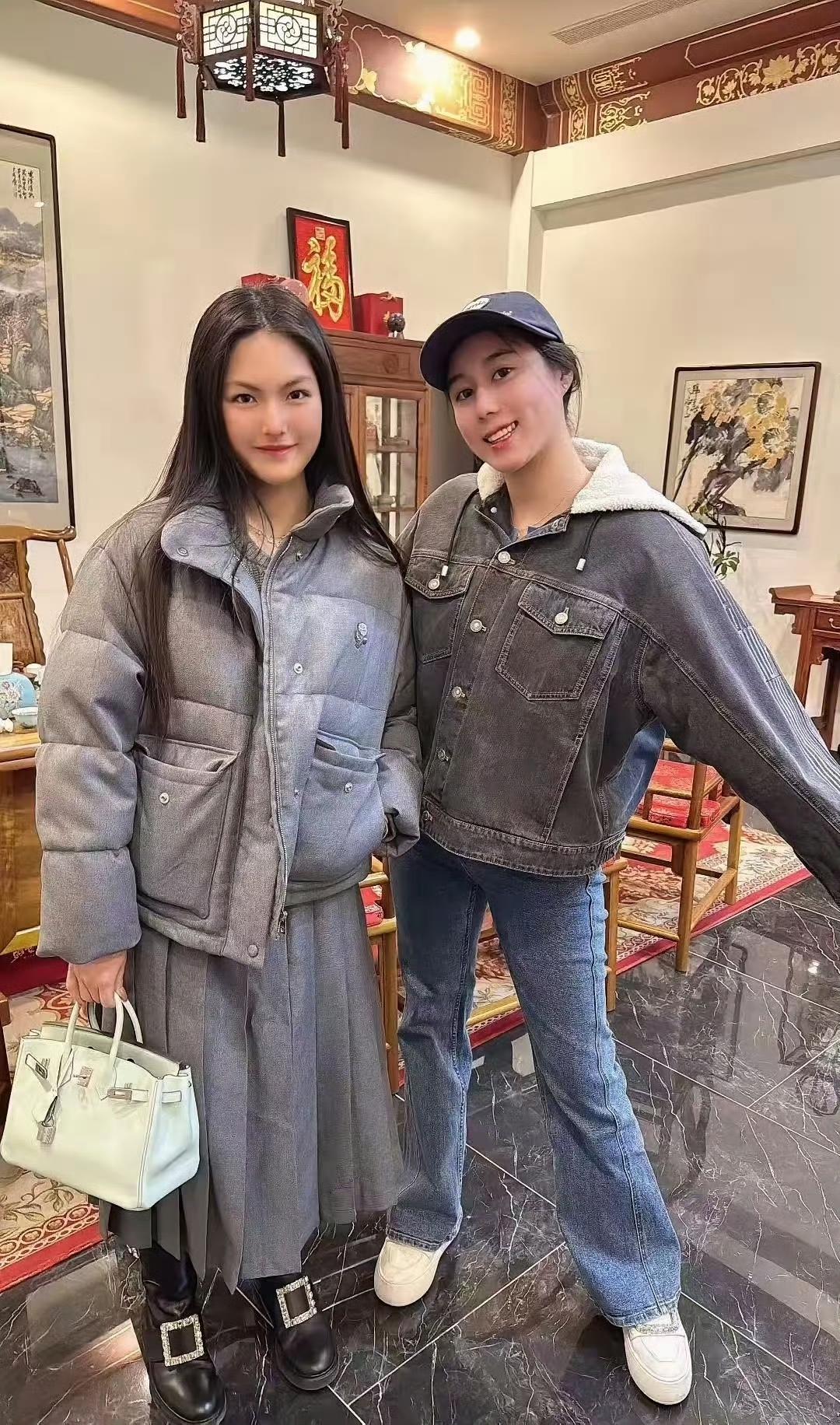 王诗龄与何超欣同框的照片引发热议，从背景的中式装修风格来看，满是精致的红木家具与