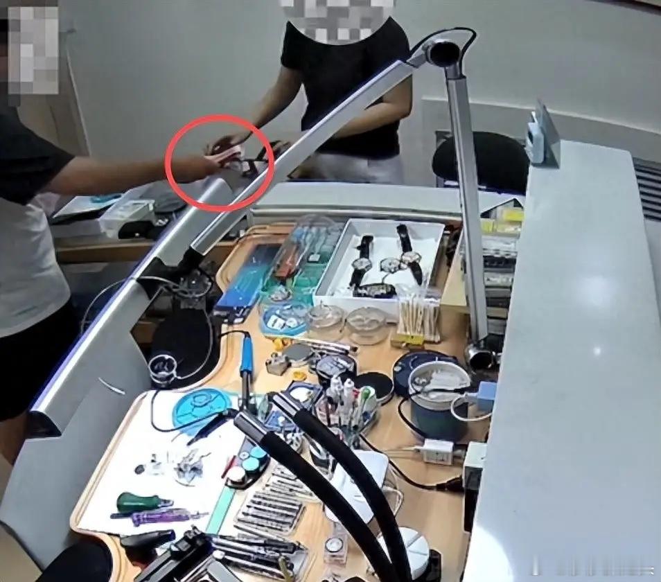“倒反天罡！”山东烟台，男子免费帮女子修理小玩具，问题确实解决了，但塑料外壳上不