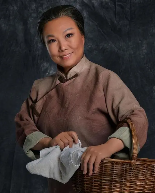 1942年的一天，村里来了三十来名八路军，年满六十多岁的瑞大娘，高兴地煮了2盘鸡