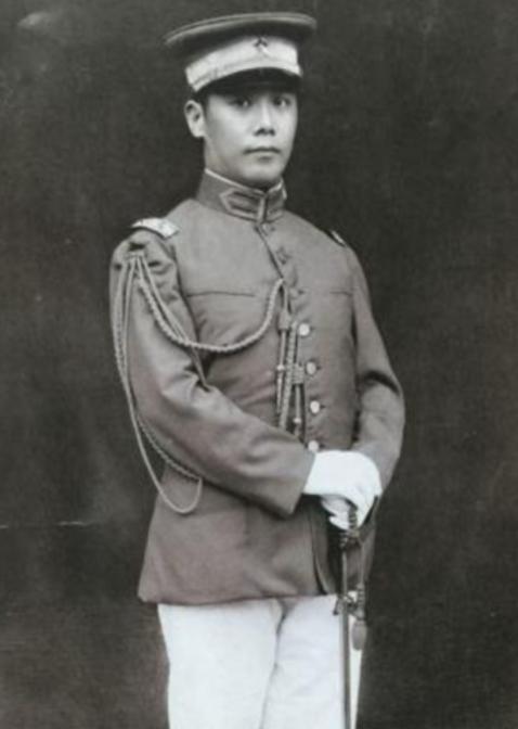 1948年，70岁穷困潦倒的袁克定流落街头，却遇到了曾经的老仆人，仆人每天上街帮