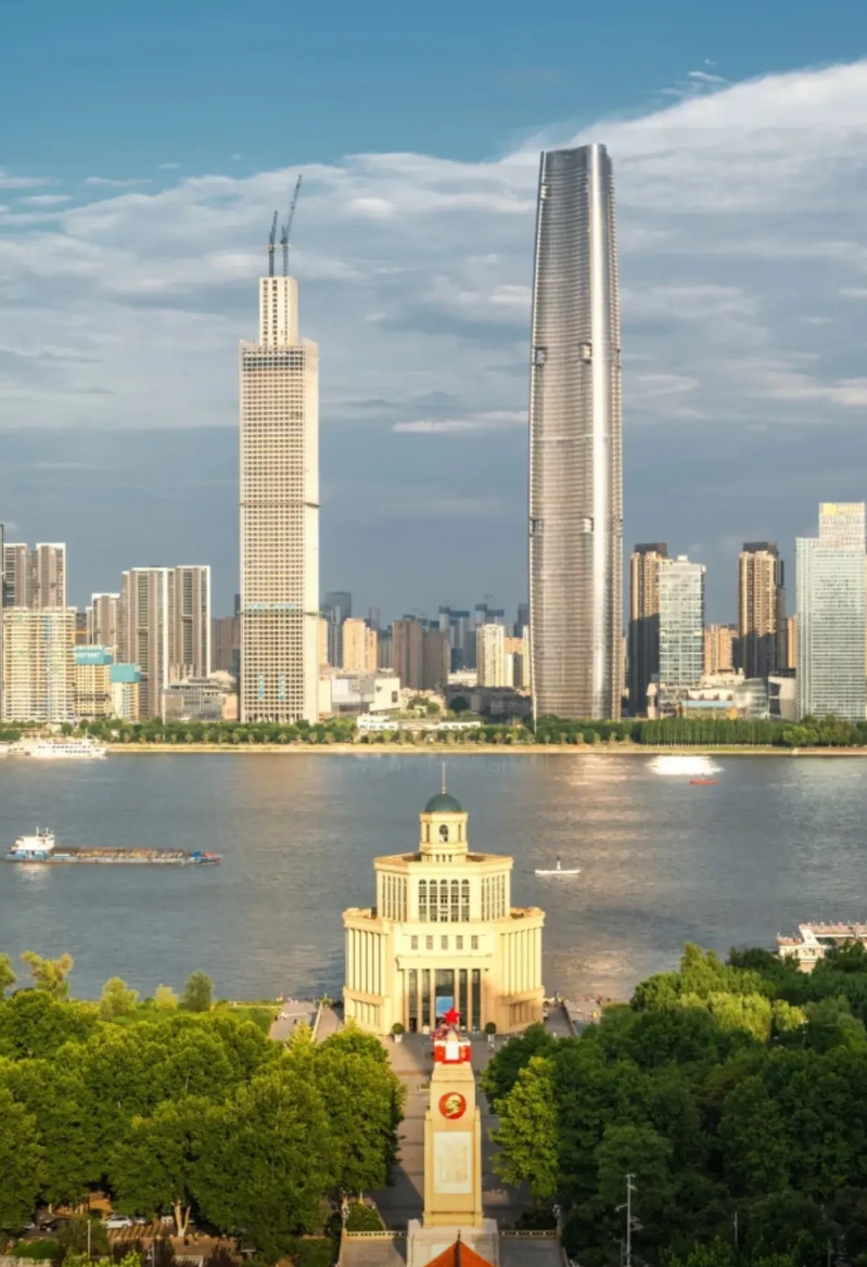 没想到武汉版的“珠江新城”也马上要建成，这里可是有两栋400米以上的高楼，一栋是