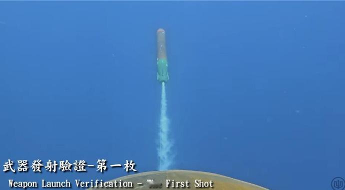 哟，海鲲能发射鱼雷了！还连射了两枚[抠鼻]！但这又有什么用？区区一两艘潜艇，
